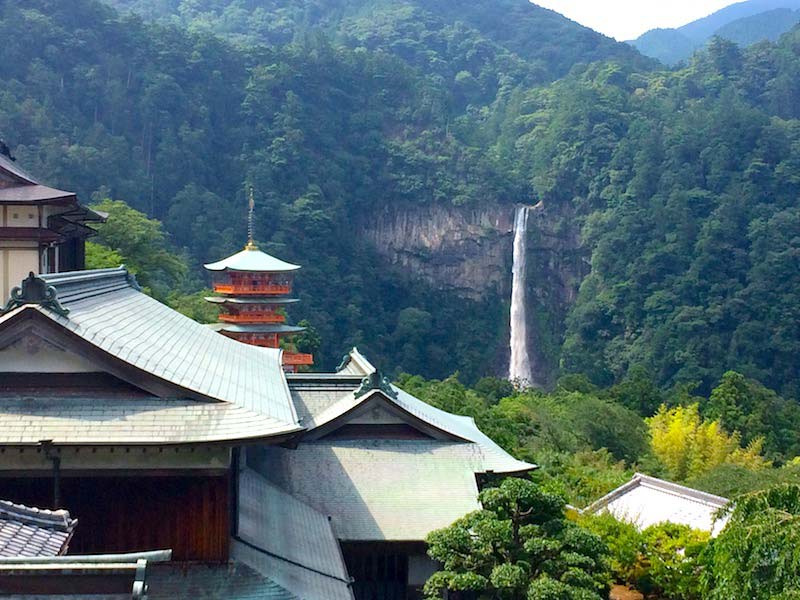 熊野那智大社からの那智の滝と三重塔