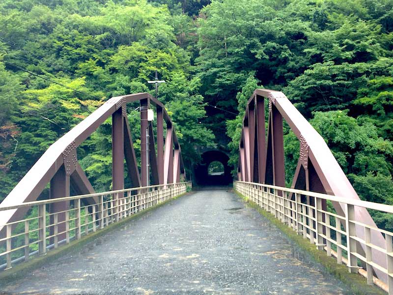 木津呂集落の入り口の橋とトンネル